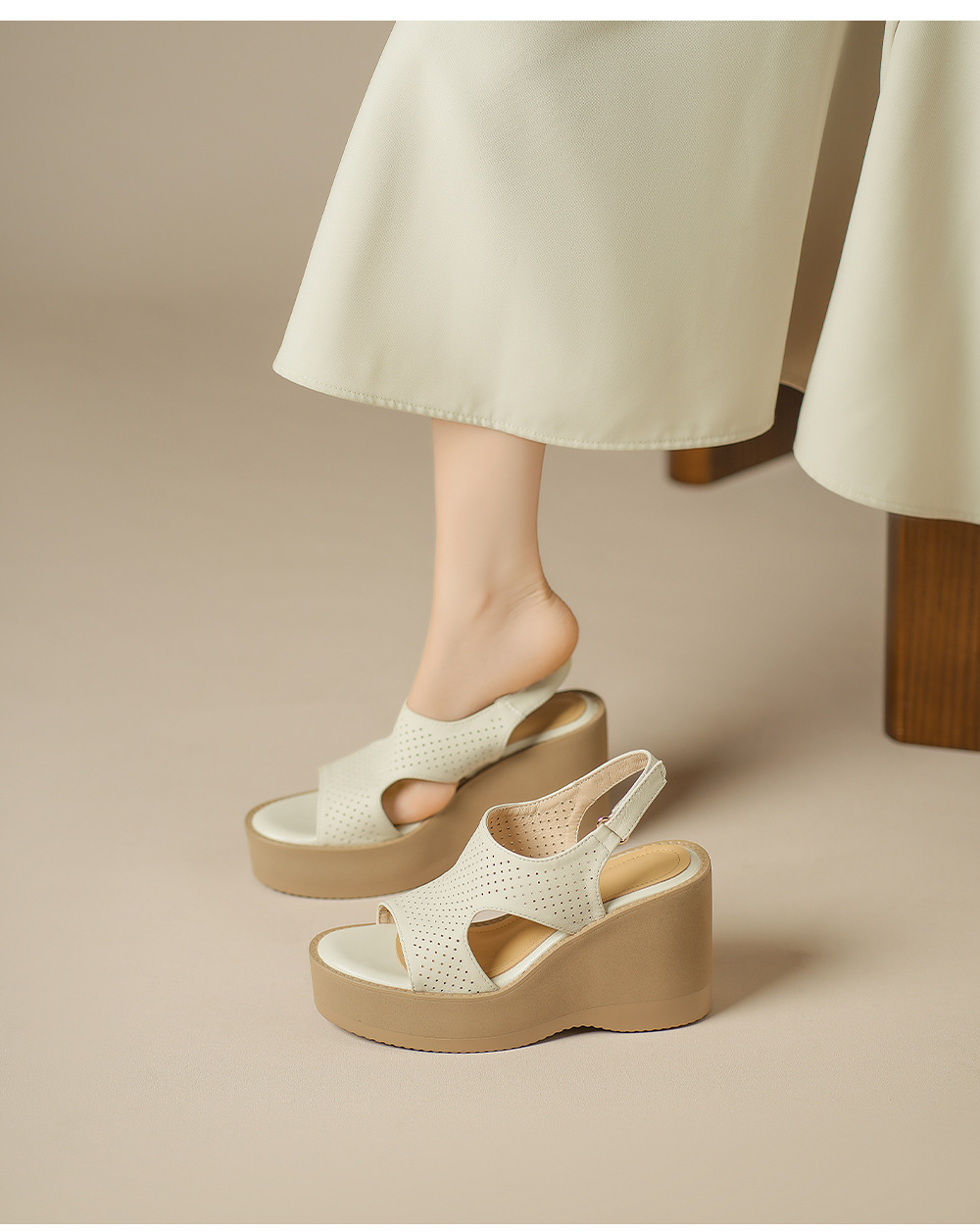 Sandal cao gót nữ hở mũi đế xuồng da cừu đục lỗ — màu trắng ngà chi tiết 4