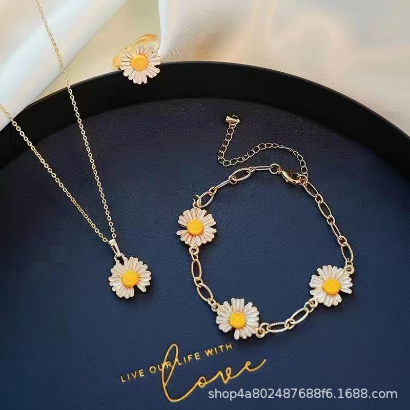 Daisy Mori flower bracelet female ins high sense niche design student girlfriends simple cold jewelry Daisy Mori flower bracelet female ins high sense niche design student girlfriends simple cold jewelry