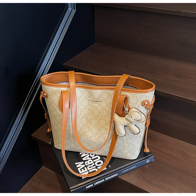 Korean high-end, versatile and retro single-shoulder commuter bag for women, new summer 2025 large-capacity fashionable tote bag undefined