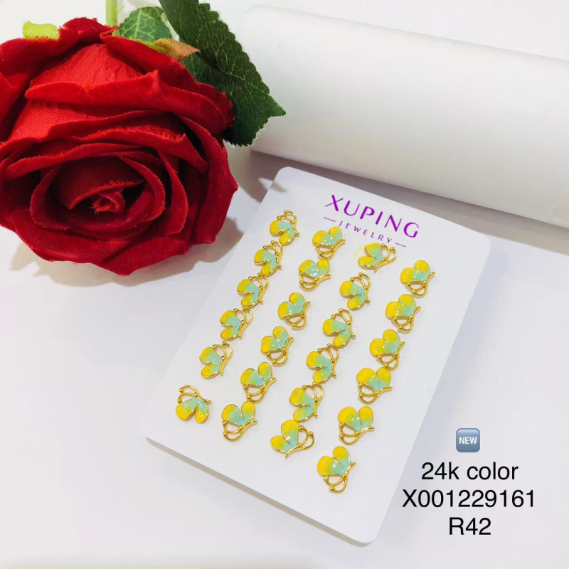 Xuping aleación de cobre chapado 24k color diario pequeño ligero estilo de lujo pernos de orejas elegantes orejas al por mayor mujeres