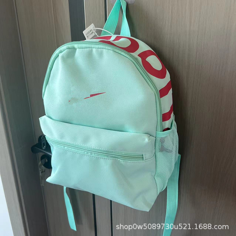 연한 녹색 빨간색 라벨