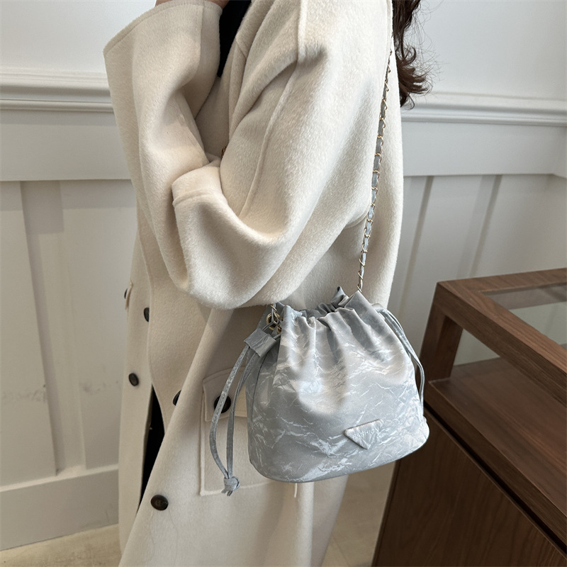 2024 bolsos populares retro bolsos de mujer nueva cadena casual bolsos de mochila de moda cuero suave bolsos de cubo de mujer gran capacidad