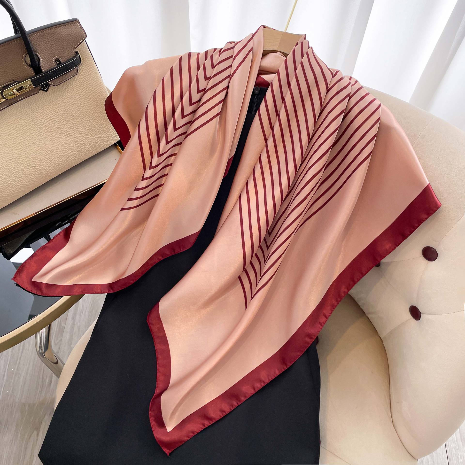 Pañuelo cuadrado estampado para mujer accesorio de moda_voghion.com