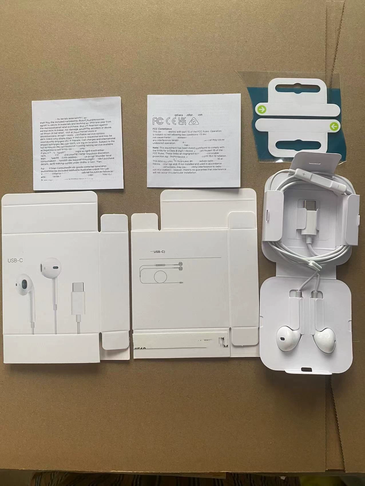 USB‑C наушники (Apple) совместимы с iPhone 15, кабель 1,2 м, встроенный микрофон, белые