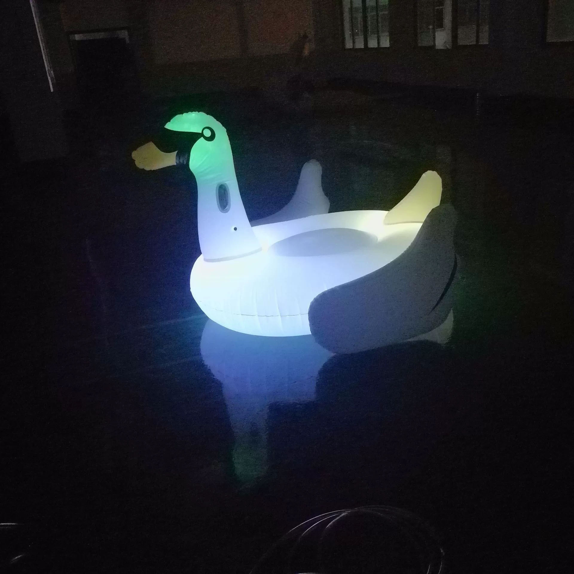 Амазонка экспорт ПВХ надувные светодиодные светящиеся плавательные кольца Лебедь Маунт вода семь цветов кресло серфинг плавательное кольцо