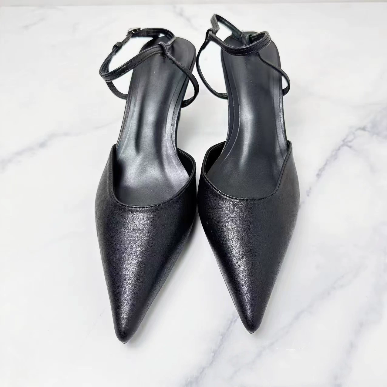 Сандалии (Zara) женские низкие ремешковые, осенний стиль, низкая клиновидная каблук, чёрный или белый