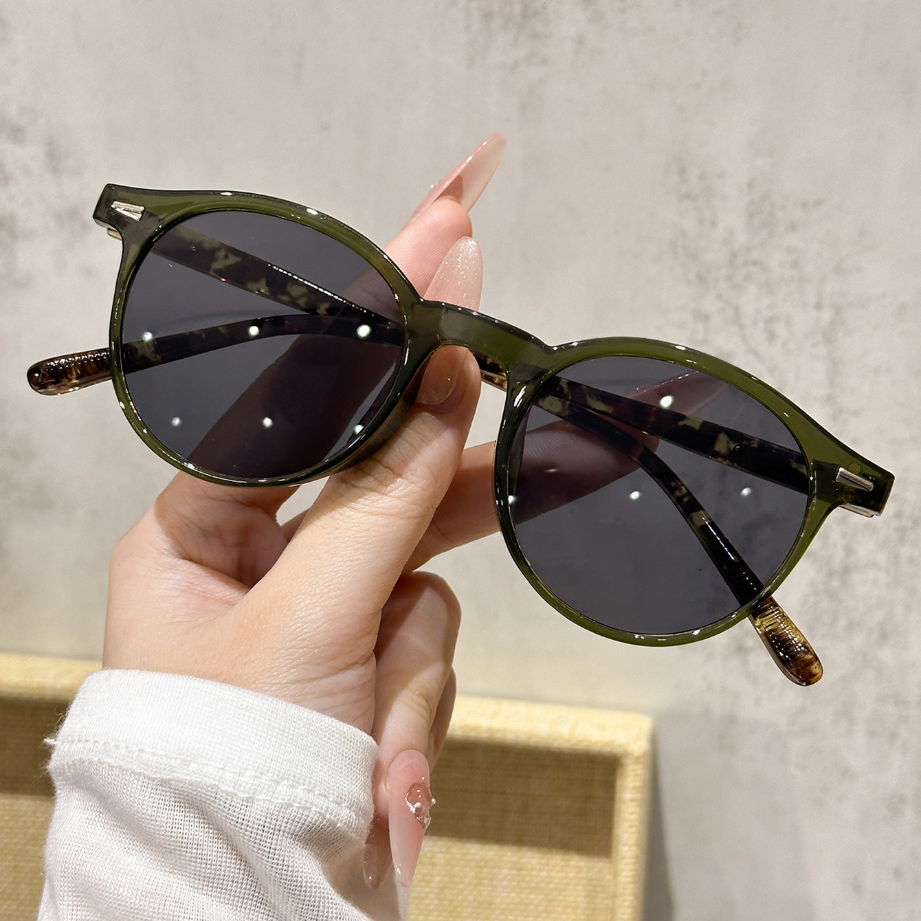 Green frame leopard print gray piece