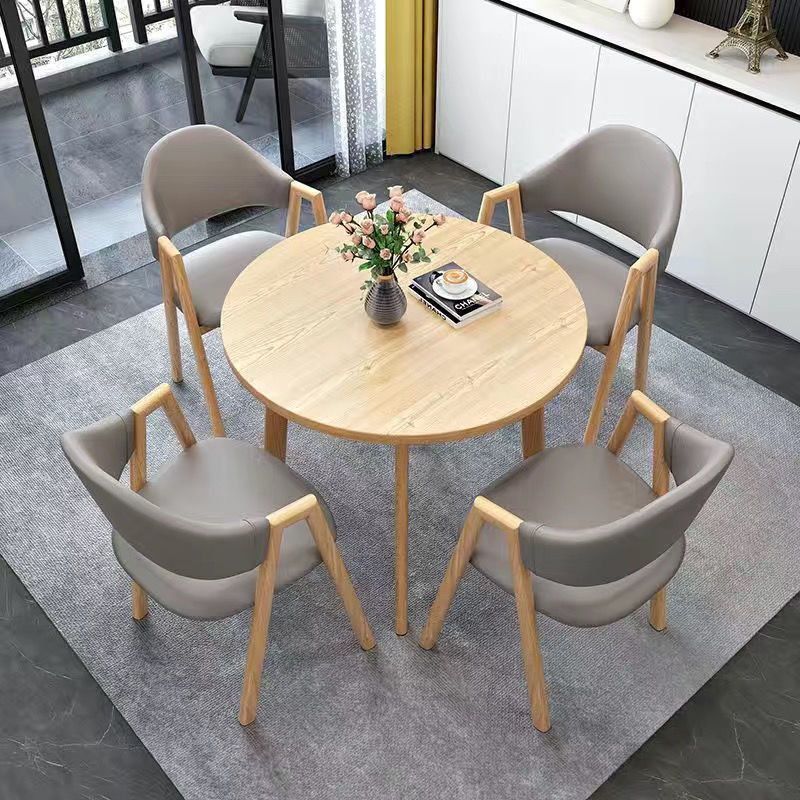 밝은 나무색 데스크탑 + 밝은 회색 가죽 의자