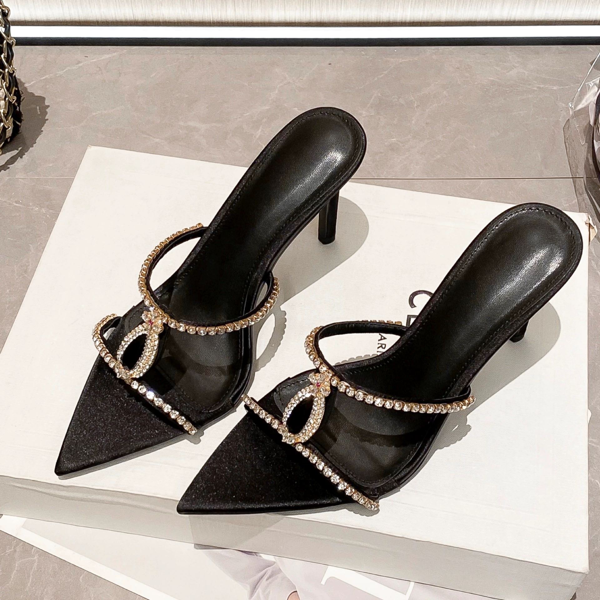 Лето 2025 г., шелковые и атласные сандалии в европейском и американском стиле с острым носком на шпильке и открытым носком, однолинейные сандалии со стразами для женщин, которые можно носить на улице.