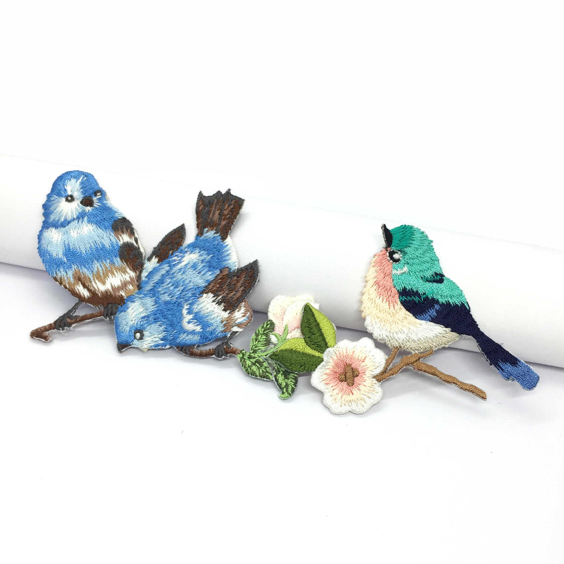 Procesamiento personalizado de dibujos animados amazónicos tejidos bordados parches espalda velcro sello espalda bordado pegatinas