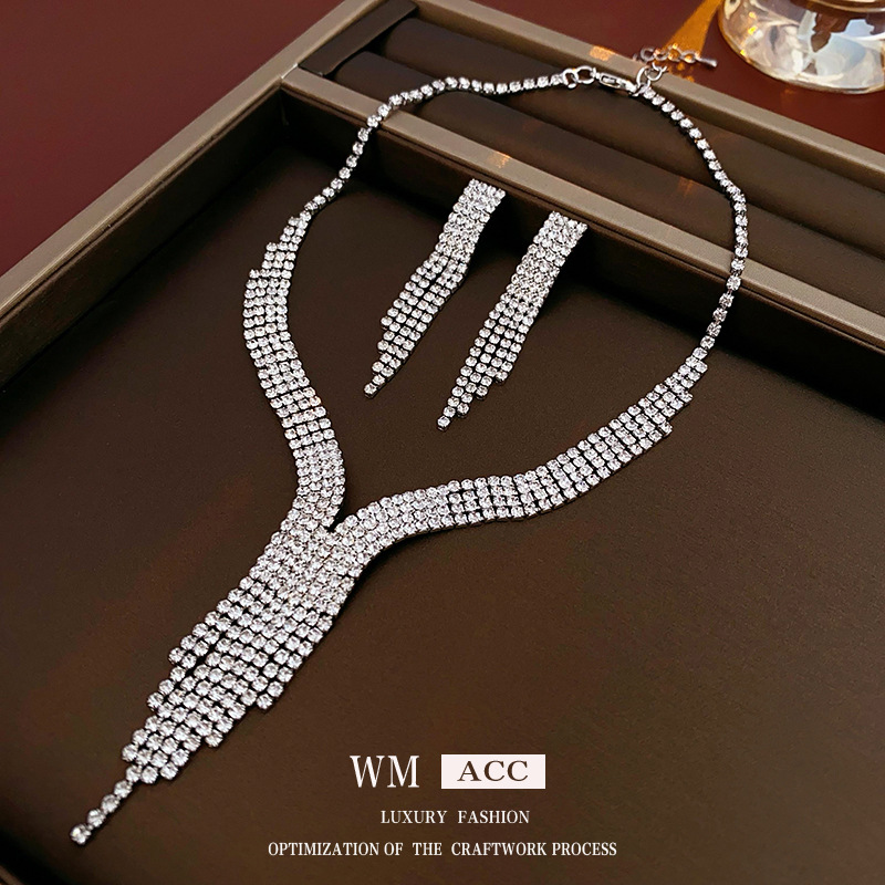 Borla de gota de agua incrustada en diamantes de dos piezas europea y americana exagerada luz lujo elegante cadena de clavícula collar de alto grado fabricante de joyas femeninas
