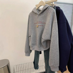 灰色のパーカーの肩のプルオーバーの長袖のパーカーの女性の小さい人のゆったりしているベルベットのカジュアルな上着の2024秋