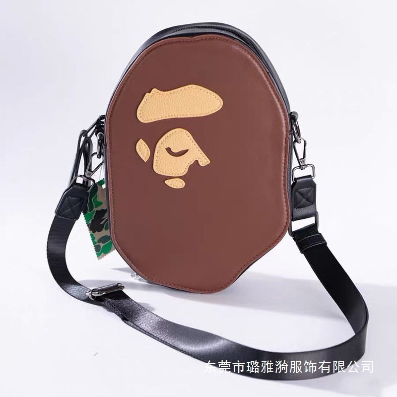 BAPE新款配饰猿人图案PU皮革拉链斜挎包潮牌单肩包荔纹皮几何图案