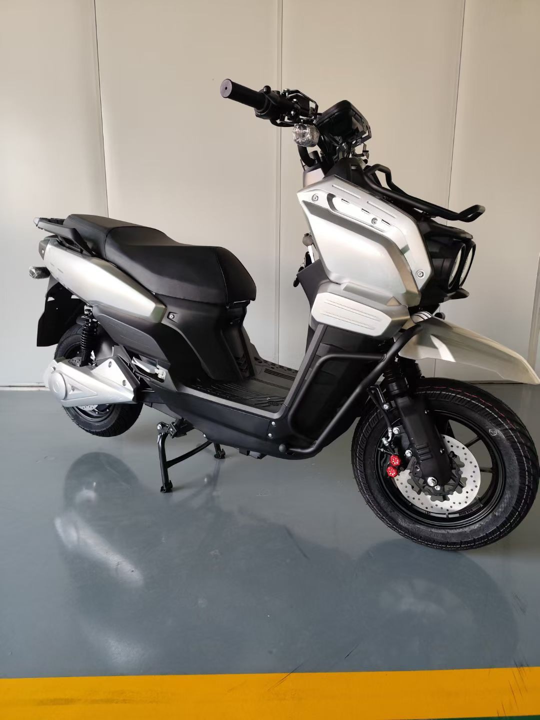 New Model of Tank-Style Electric Vehicle for Adults, High-Speed Electric Motorcycle, Long-Distance King, Hill-Climbing King, Electric Scooter, Electric Motorcycle Factory