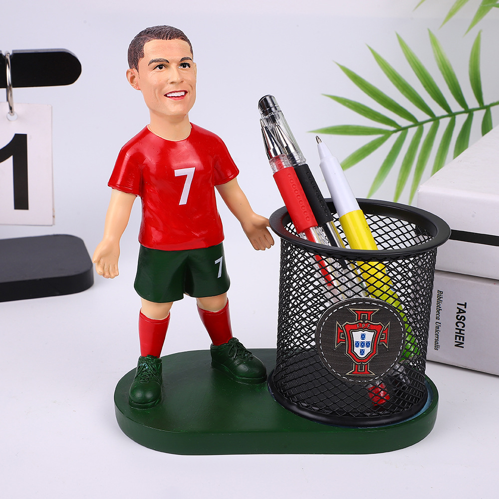 Regalo del día del niño Artesanía de resina Mbappesi C Luo Adornos Portalápices de fútbol Papelería