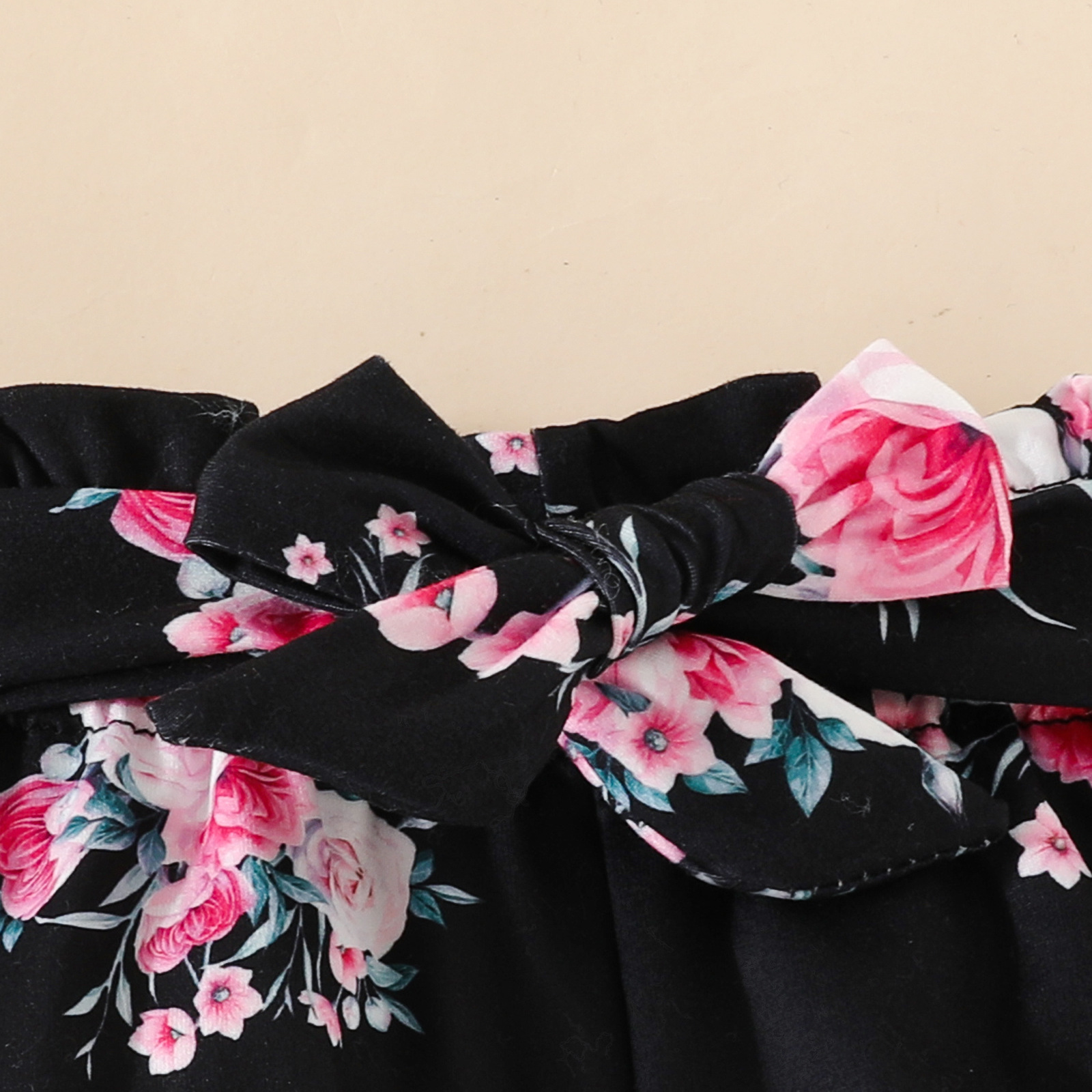 Pantaloncini a triangolo con scollo a cuore a maniche corte Set Pantaloni carini con fiori per bambina con lettera estiva per bambina_voghion.com