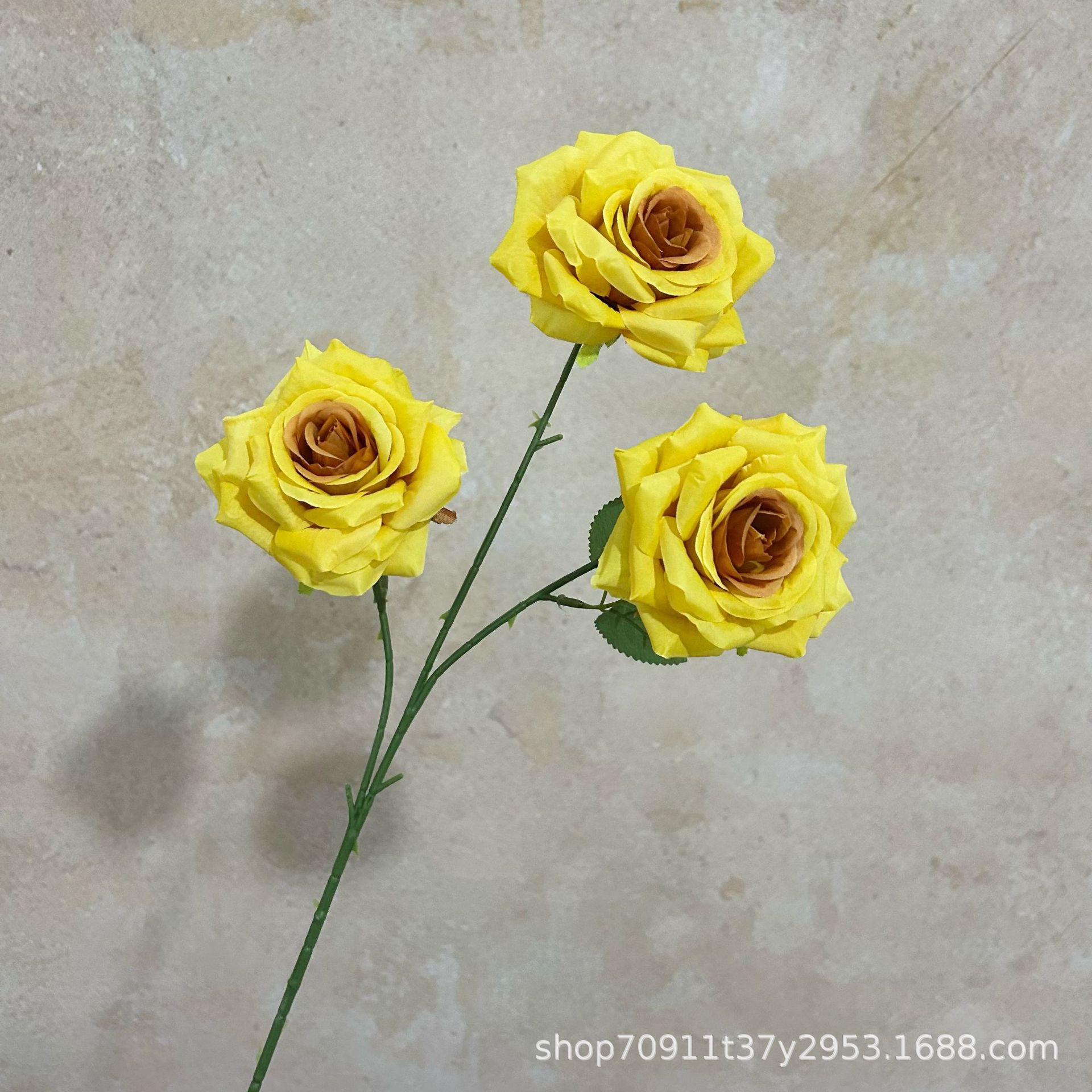 잎이 있는 노란색 갈색