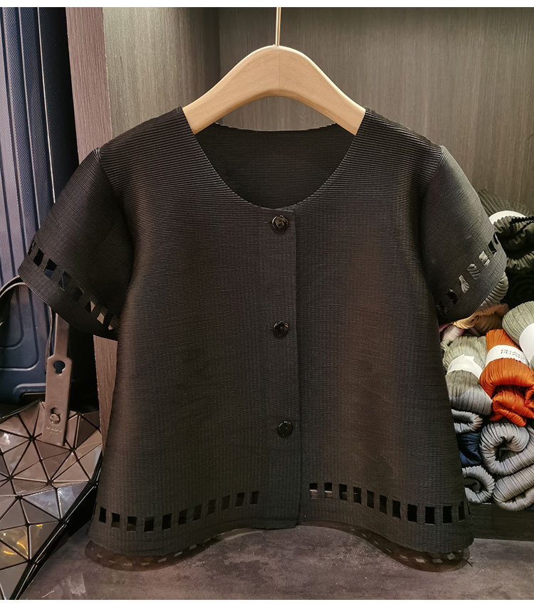 Áo cardigan nữ cổ tròn tay ngắn dáng rộng khoét lỗ xếp ly — Màu đen, Màu hồng, Màu mơ chi tiết 18