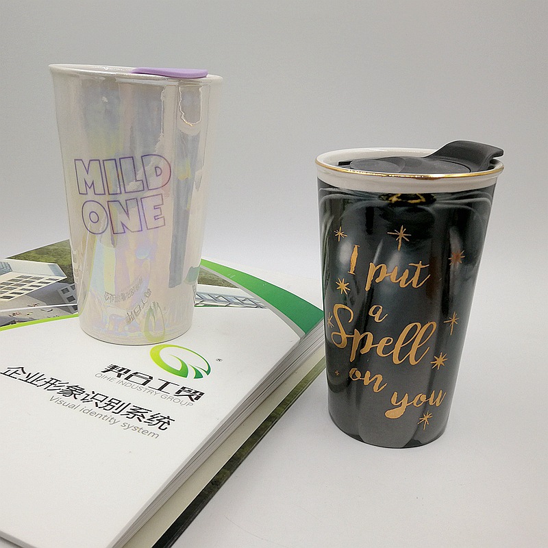 Aislado de doble capa de cerámica taza fresa patrón de bloqueo taza de café lindo cubierta de silicona Copa