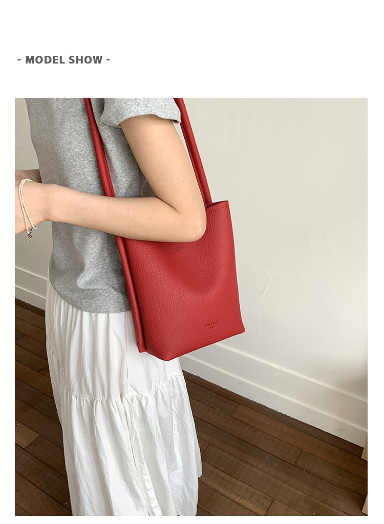 A trendy and versatile single-shoulder underarm bag for women in the summer of 2025, featuring a niche design and a simple commuting bucket bag Application Scenario