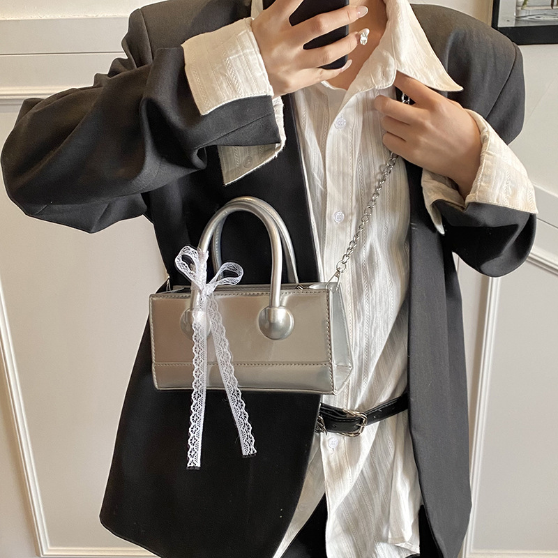 2025 verano venta caliente nuevo bolso cuadrado pequeño portátil moda todo fósforo bolso de mensajero de un solo hombro diseño de nicho bolso femenino de moda