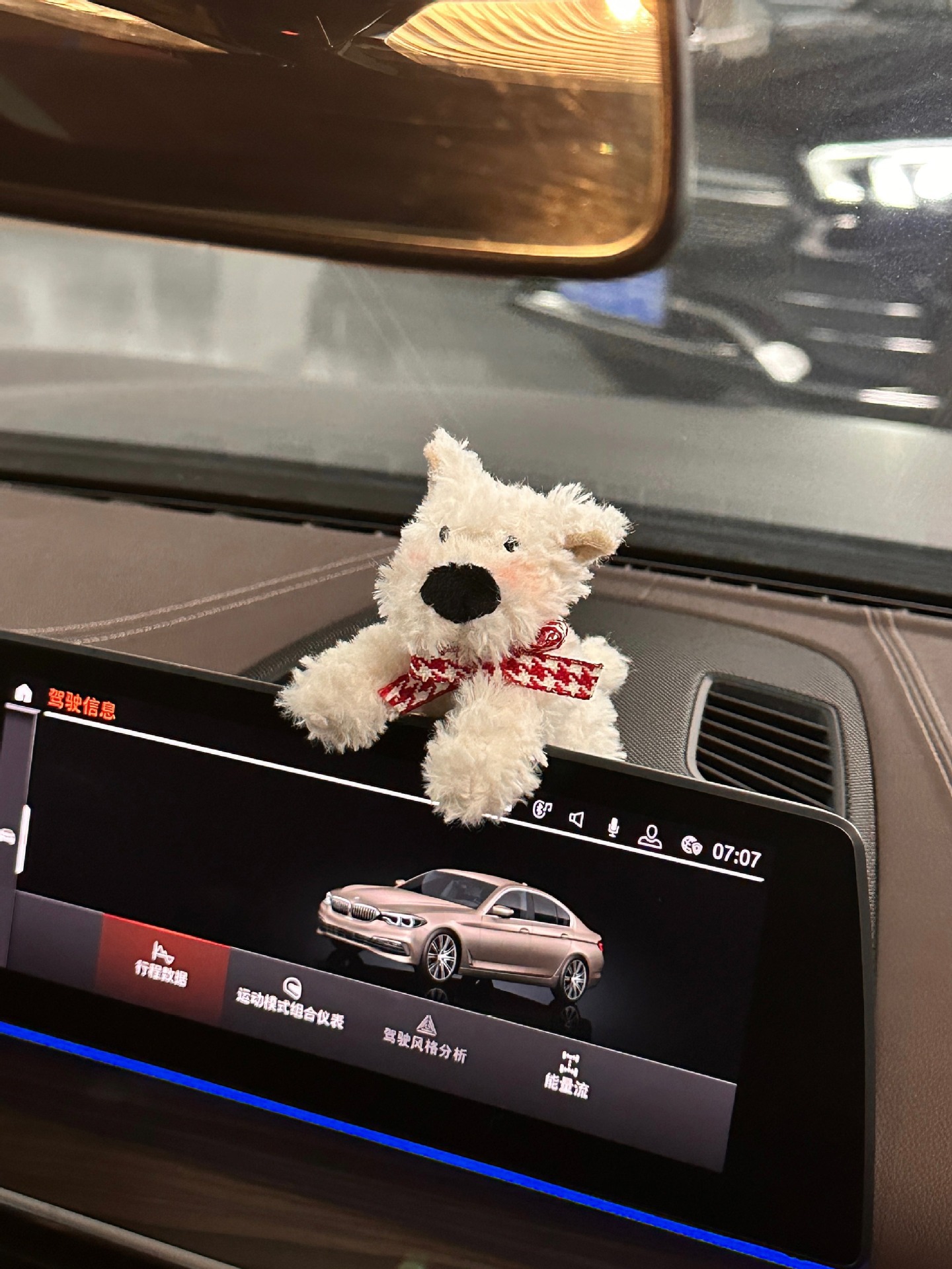 Adornos de la pantalla de control central del automóvil West Highland lindo perro en el automóvil, accesorios de decoración para niñas para muñecas Tesla
