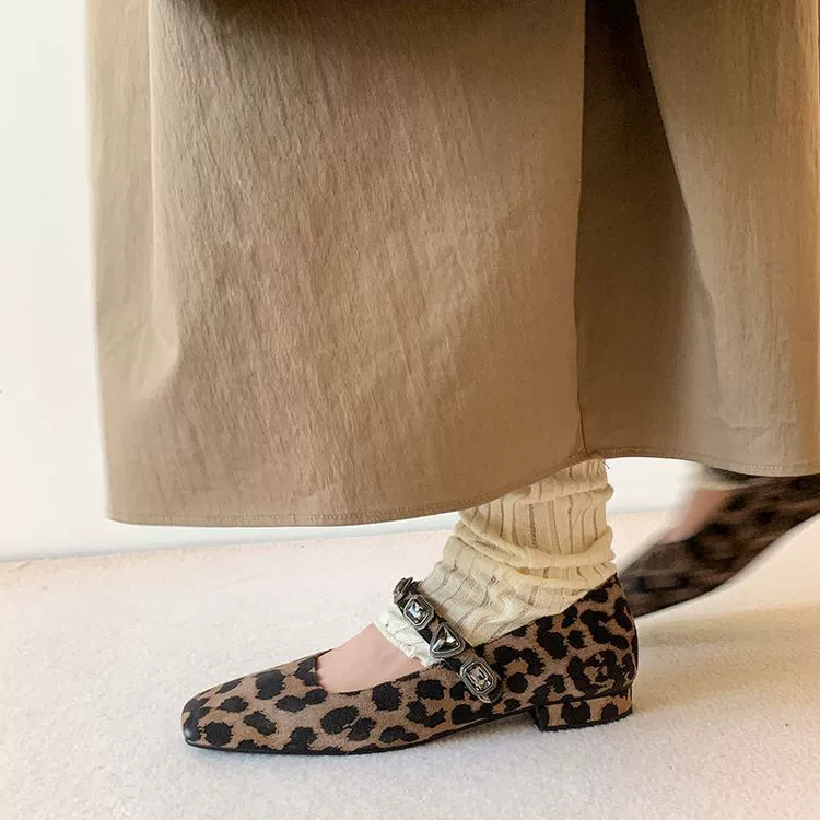 Одиночная обувь женщина Мэри Джейн с квадратной головой на плоской подошве матовый леопардовый рисунок с 2024 новым осенним и зимним французским стилем в этом году