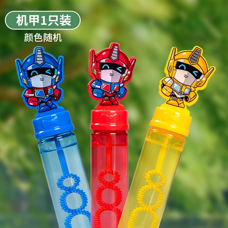 Varita de burbujas de panda de dibujos animados para que los niños la sostengan y hagan burbujas al aire libre en el parque.