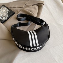 【优礼】运动休闲包骑行包慵懒风条纹简约男女饺子包通勤旅游包包