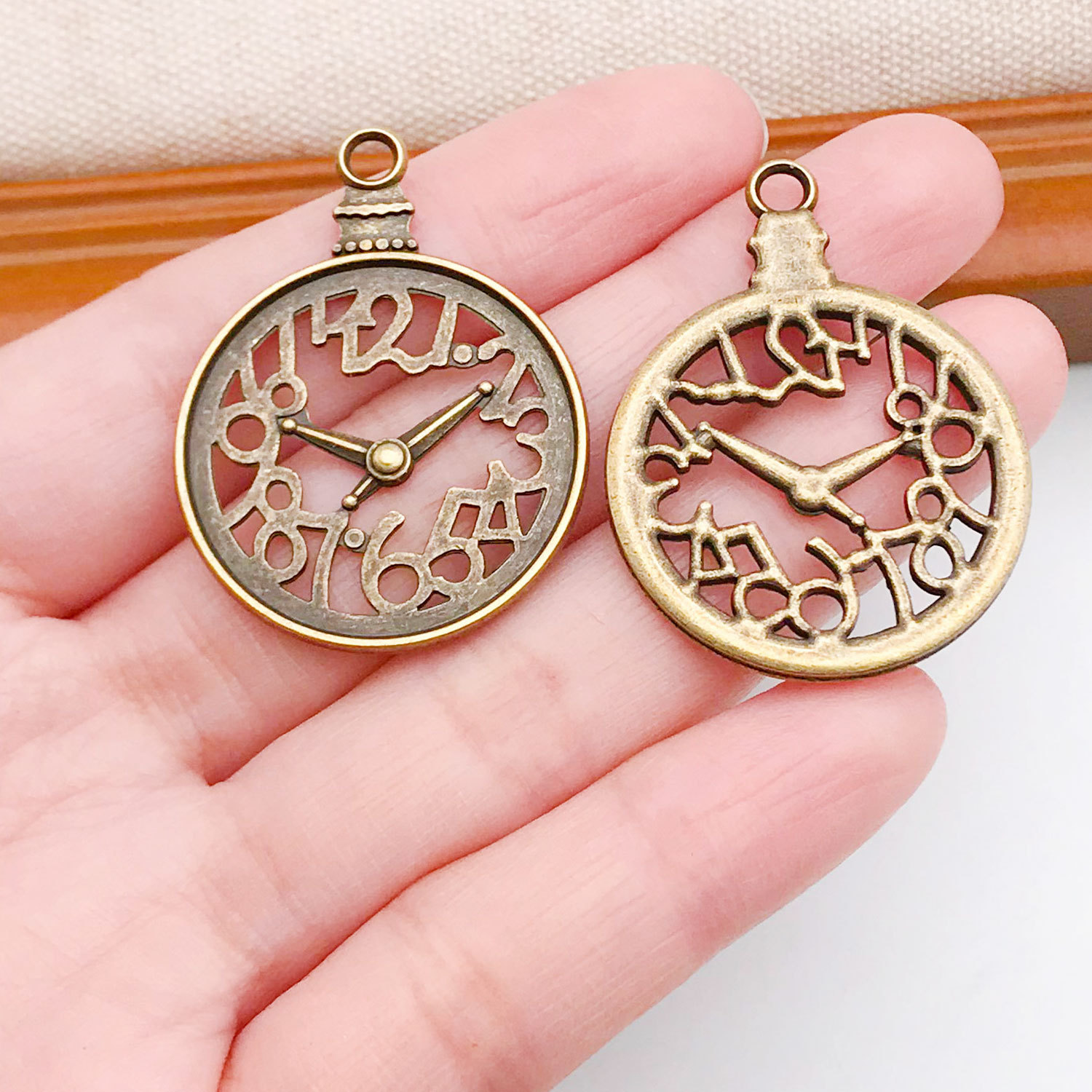 355-Y-古青锌合金圆形镂空钟表28×37-3