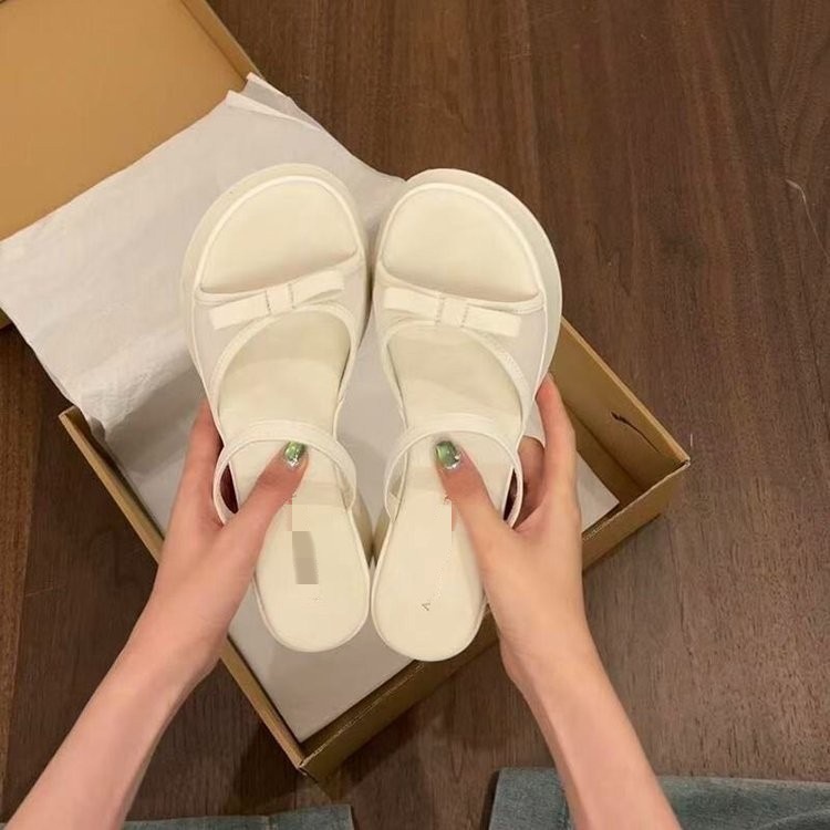 Red Fairy Wind aumentó la altura de las zapatillas de fondo grueso para mujeres 2026 nuevo estilo de verano para vestir con una falda anti-deslizante zapatillas frías