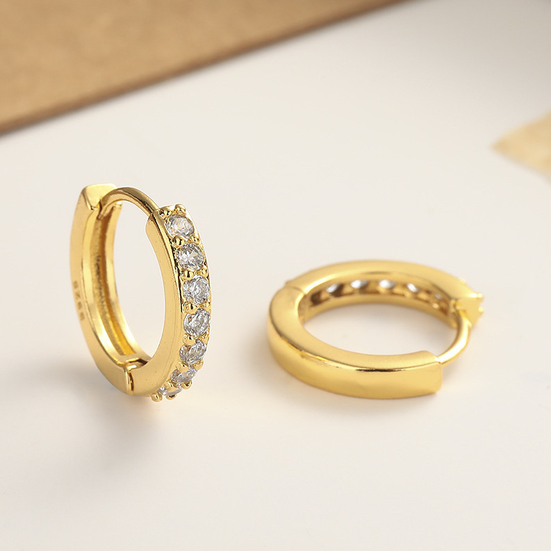 Pendientes de oreja de cobre chapado en oro real con diamantes de imitación de una sola fila, lujo ligero, joyería de oreja simple para damas más vendida en Europa y América al por mayor