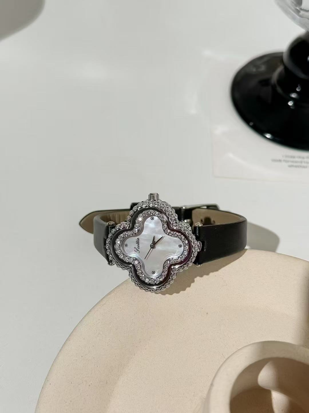 Women's Four Leaf Clover Quartz Watch With Leather Strap Shell Dial_voghion.com