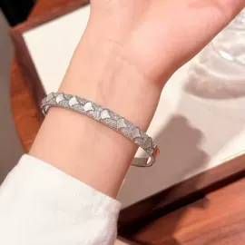 项链;耳钉;手链
