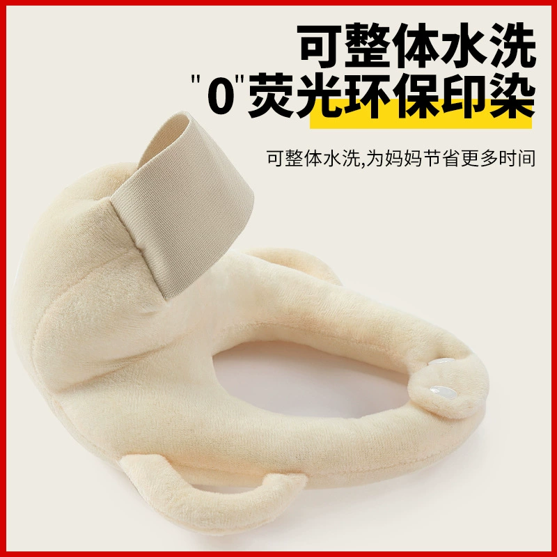 Ленивый кормление артефакт грудного вскармливания новорожденного ребенка лежит на кровати