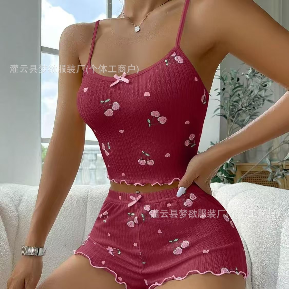 アマゾンで人気のチェリーボウプリントのキャミソールとショートパンツのレディースパジャマセット、ホームウェア、ナイトウェア