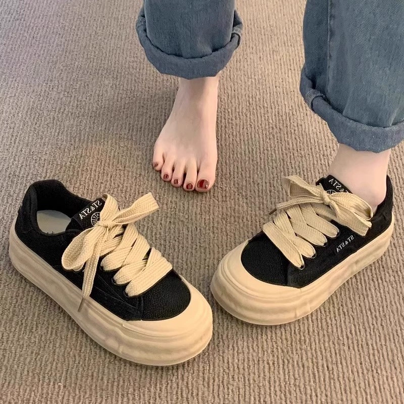 Женские моральные тренировочные туфли на толстой подошве, весна-осень 2025, новый стиль, маленькие черные туфли, нескользящая обувь с низким вырезом, повседневная универсальная спортивная обувь
