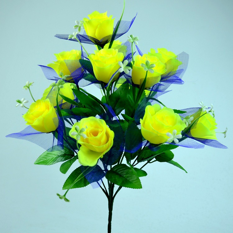 Fabricante de flores artificiales, venta al por mayor de rosas artificiales con doce cabezas, hierba estrella con gasa, rosas pavo real, flores de seda, ramos de flores artificiales.
