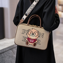 2025新款卡通小熊通勤包宽肩带单肩斜挎包大容量简约包女手提包