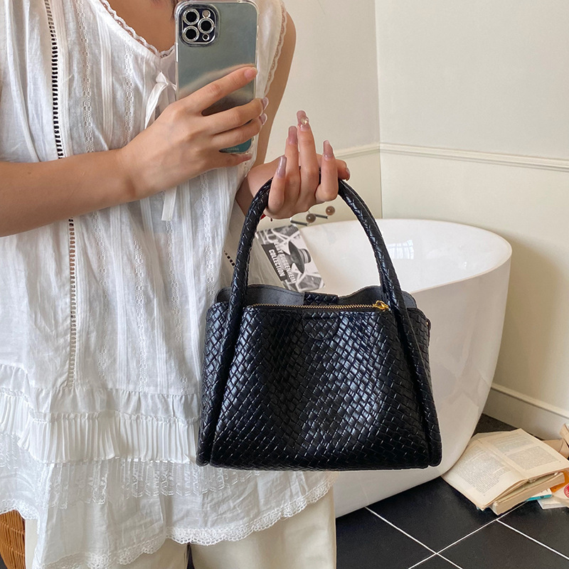 Bolso de moda coreano 2025 verano nuevo bolso femenino casual tejido bolso de hombro neto el mismo estilo bolso de mensajero marea