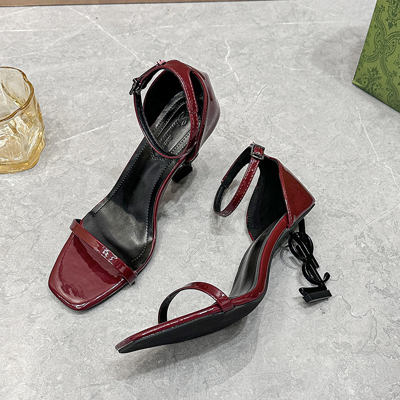 진한 빨간색(검은색 굽)