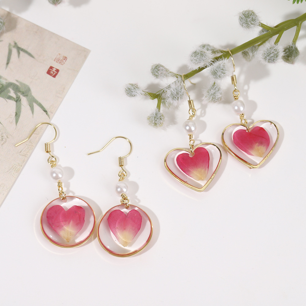 Pendientes colgantes de corazón con flores secas y borla_voghion.com