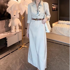 お姉さんの風の気質の工装のワンピースの女性は腰を収めてやせているロングスカートの今年の春の新型の婦人服のファッションの高級感を現します。