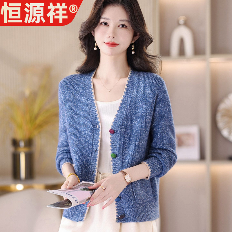Hengyuanxiang V-neck knitted cardigan with colorful buttons, designed for women, suitable for autumn, a loose-fitting, short style with pockets, perfect for middle-aged mothers Hengyuanxiang V-neck knitted cardigan with colorful buttons, designed for women, suitable for autumn, a loose-fitting, short style with pockets, perfect for middle-aged mothers