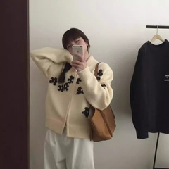 韓国デザインのニッチなかぎ針編みのジッパーセーター、今年の秋冬の女性向けの新しいレトロな多用途の優しいラペルジャケット