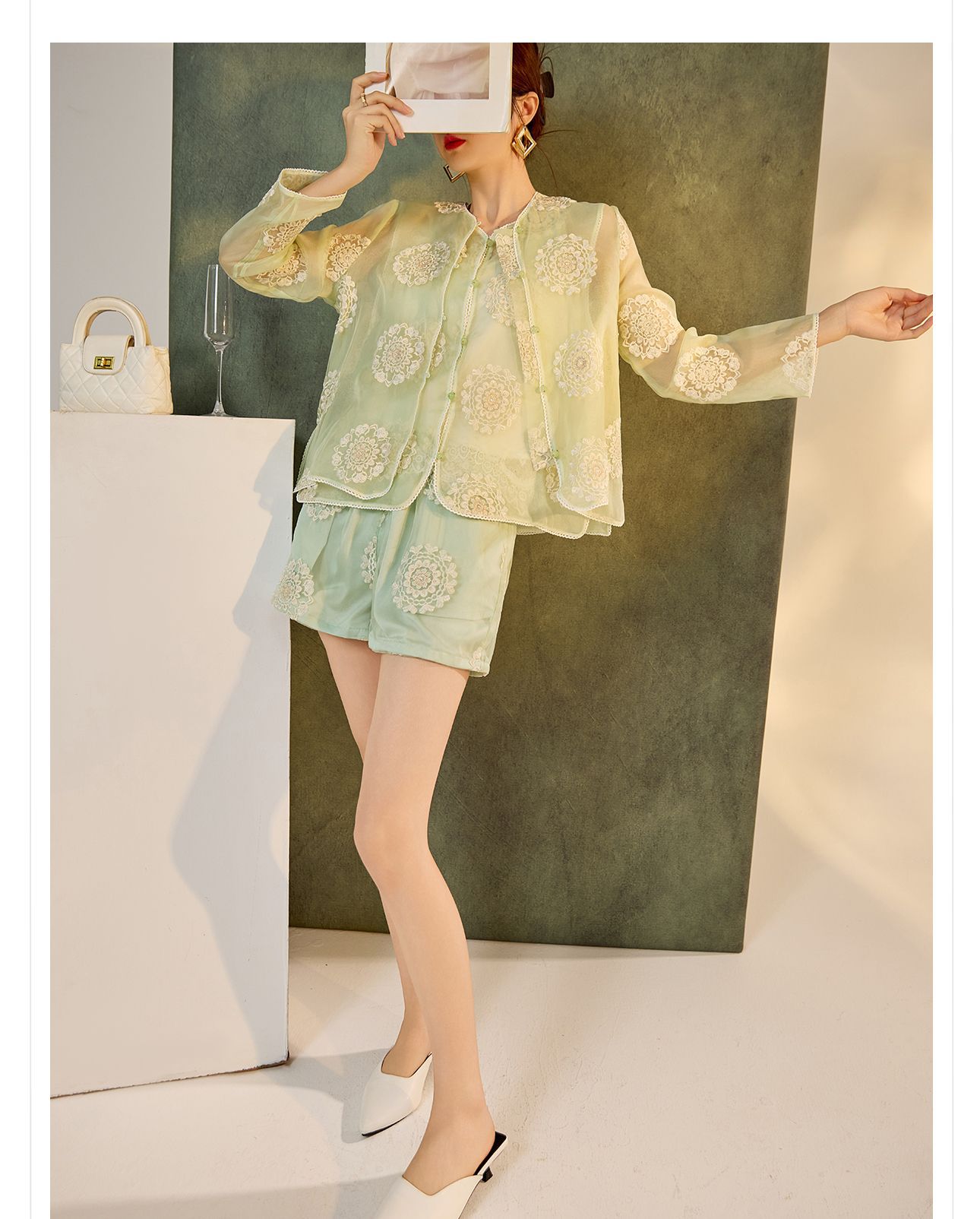 Bộ ba món áo khoác, áo vest và quần short lụa thêu sequin cao cấp kiểu Trung Quốc mới N3042 — Quần short xanh lục nhạt, Áo khoác xanh lục nhạt, Gi lê xanh lục nhạt chi tiết 6