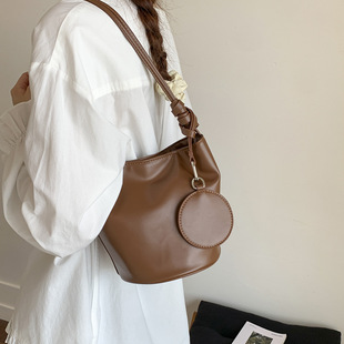 2025 New Simple Casual Underarm Bucket Bag for Women Niche Design Trendy Versatile High-End Commuter Handbag