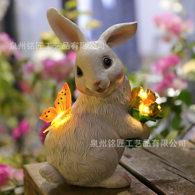 国境を越えた屋外の太陽ランプは、蝶、ウサギの像、樹脂工芸品、小動物、庭の装飾品をシミュレートできます。