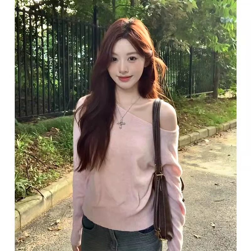 ChicShe ChicShe Rosa Unregelmäßigen Pullover Für Frauen 2024 Frühen Herbst Winter Neue Off-Schulter Gestrickte Top Koreanischen Stil Chic Outfit_voghion.com