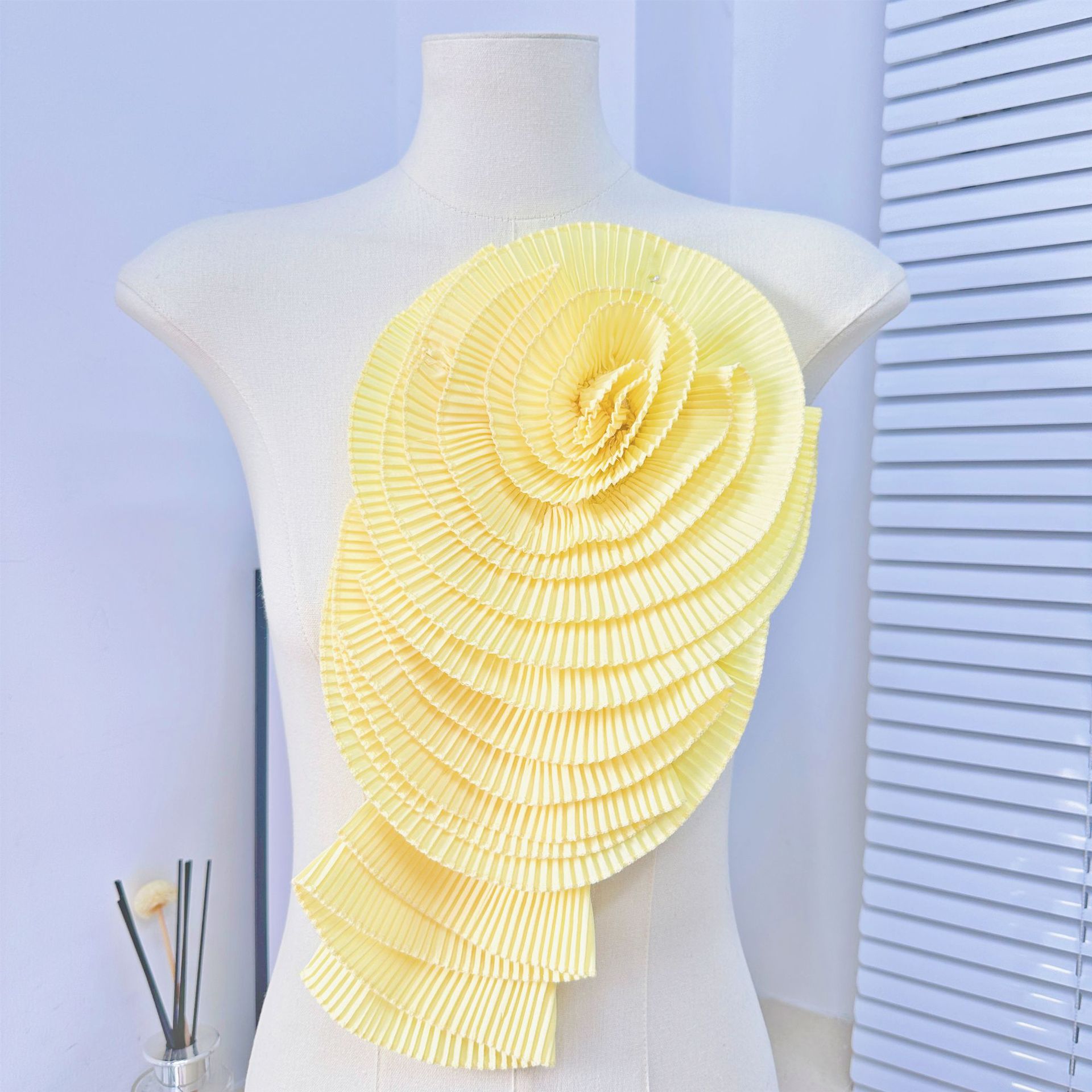 Nuevos adornos de flores grandes plisadas blancas para ropa y vestidos transfronterizos, parches de reparación DIY, accesorios de tela, venta directa de fábrica.